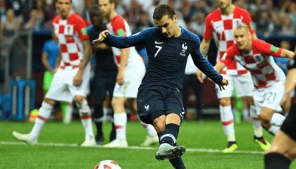  尼斯任意球大师当选月度最佳  