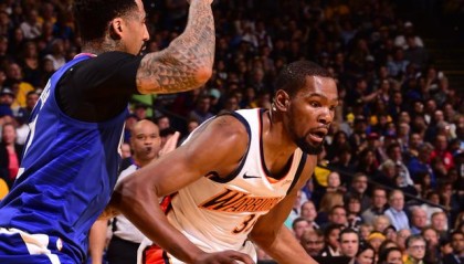  库里三分里程碑，勇士锁定西部榜首  